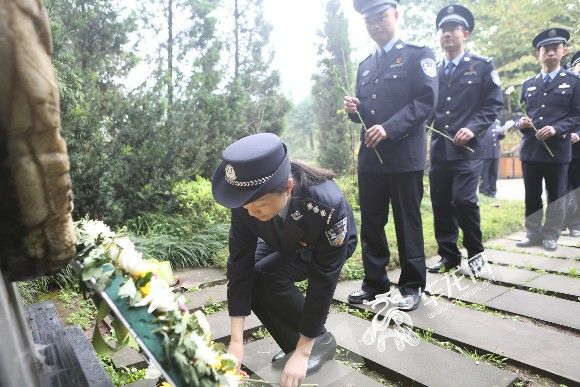 九龙坡公安分局的民警来到烈士陵园来缅怀先烈。警方供图
