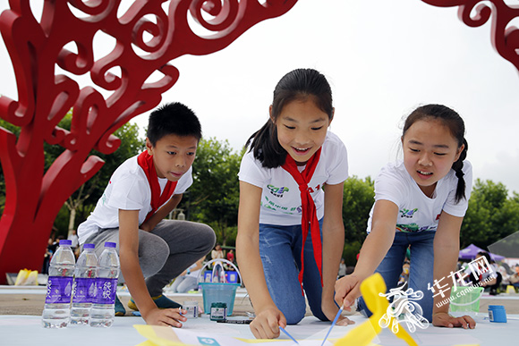 小手拉大手 百余小学生参与环保公益绘画活动