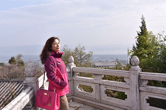 【寻访重庆最美女教师】变魔术教唱元素歌 她