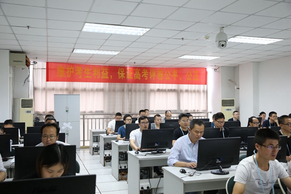 华龙网带你打探2018重庆高考阅卷场 73万余份试卷是这样打分