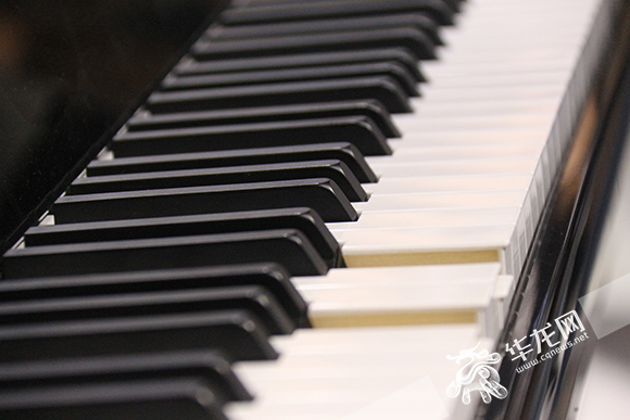 踢足球弹钢琴玩转VR 智博会首日中国电信展馆