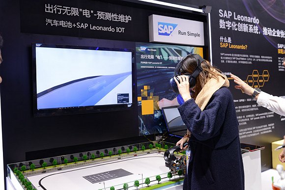 图为第四届世界互联网大会·互联网之光博览会现场,观展者体验VR设备。摄影:张启川