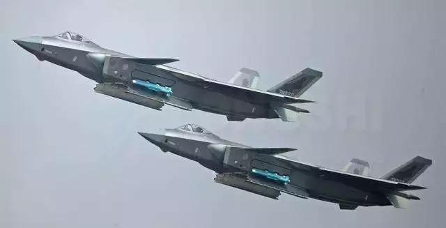 中国研制全新二元矢量喷管技术，歼-20终极形态竟是F-22？