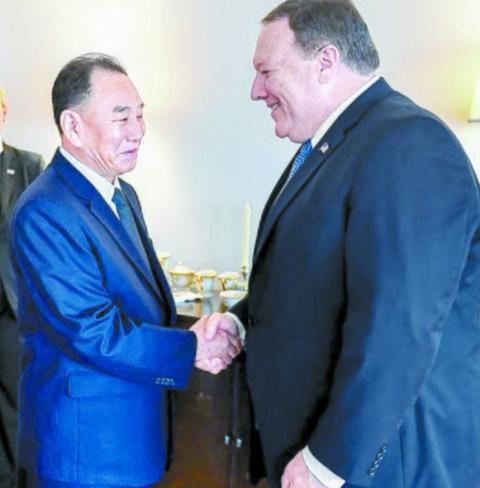今年5月,蓬佩奥在纽约接见来访的金英哲。(图/美国务院)