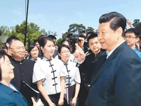 2014年5月4日，习近平在校园观看北大师生纪念五四运动95周年青春诗会时同朗诵者亲切交谈。