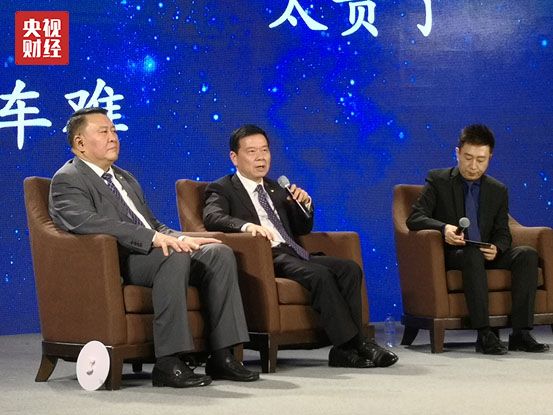 广汽集团董事长曾庆洪(左二)