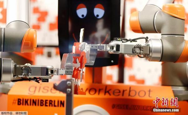 德国机器人售货员厉害了 不仅能卖货还管组装