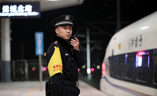 除夕之夜,山西运城北站,临汾铁路公安处民警在站台坚守岗位。视觉中国 图