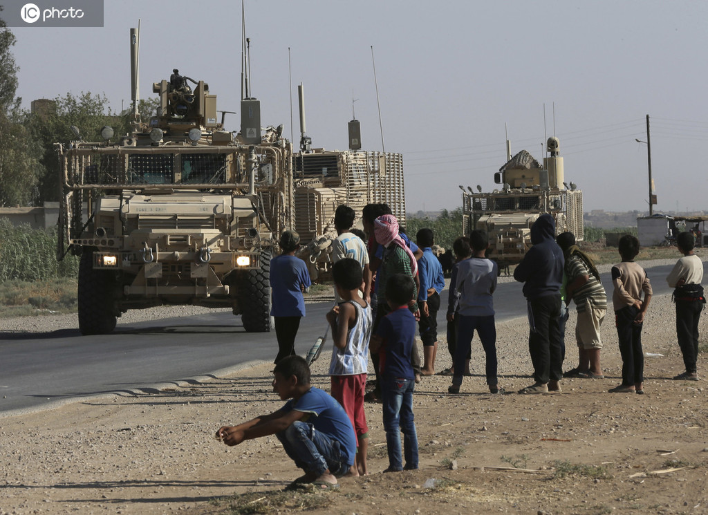 　叙利亚拉卡省，当地儿童观看美军装甲车（东方IC）
