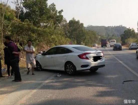 本田思域和雪铁龙相撞，思域当场断轴，雪铁龙车主嘲讽一笑！