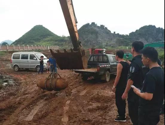 排爆民警转移炸弹