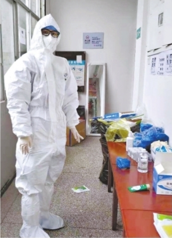 李倩穿好隔離服準備進入隔離病區。長江日報 圖