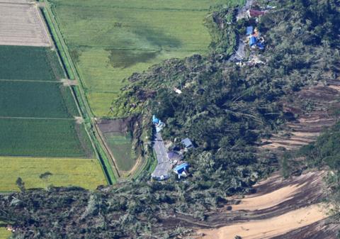 地震引发山体滑坡（图源：朝日新闻）