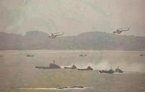 ▲资料图片：1996年3月，我军在台湾海峡成功举行三军联合作战演习。（新华社）