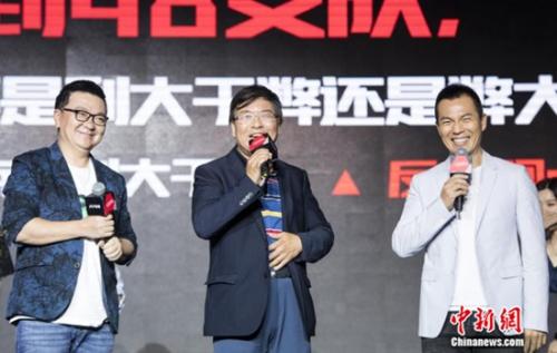 董路(左一) 韩乔生 (中)黄健翔(右一)