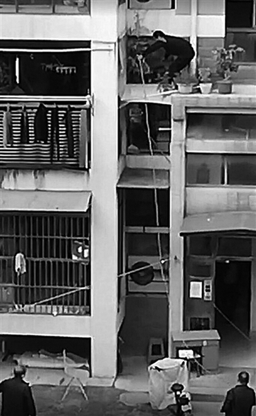 居民家中着火，热心邻居爬楼扑救