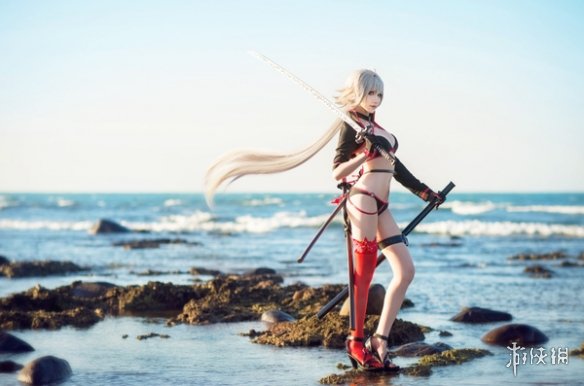 台妹cos《FGO》泳装阿尔托利亚 胸前两雷真不是吹的