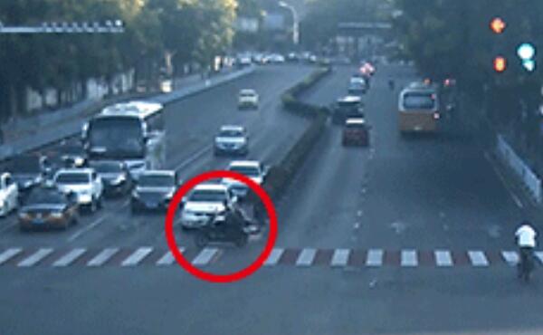 徐州一电动车闯红灯被撞飞,交警判电动车 全责