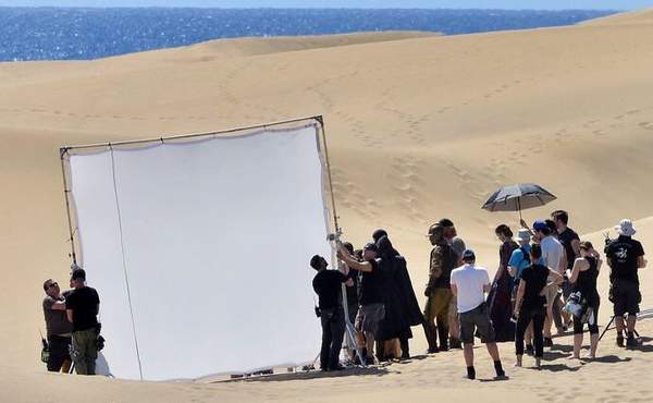 《巫师》真人电视剧片场照曝光 叶奈法与神秘男子对峙