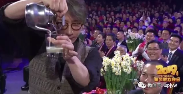 刘谦魔壶魔术杯子茶壶怎么换的?2019刘谦春晚