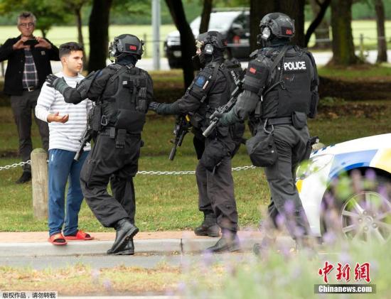 资料图:当地时间3月15日,新西兰克赖斯特彻奇两座清真寺及一间医院外发生枪击事件。