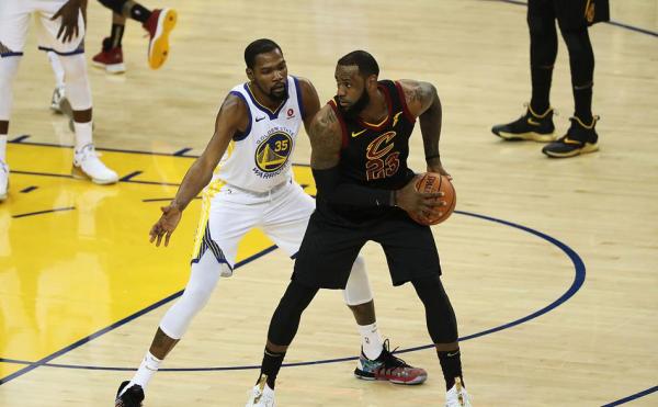 詹姆斯51分!骑士总决赛加时不敌勇士,皇帝只是