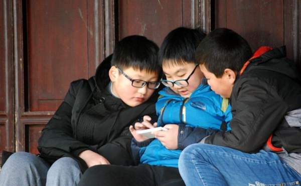 熊孩子玩手游刷掉父亲1万多元 被罚做一年家务“还债”