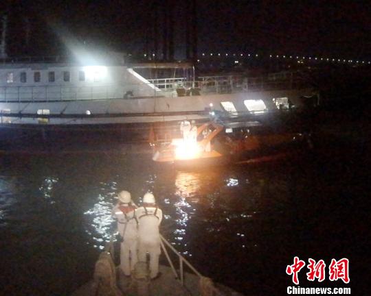 台风登陆前南海救助局成功撤离湛江龙王湾33名涉险渔民