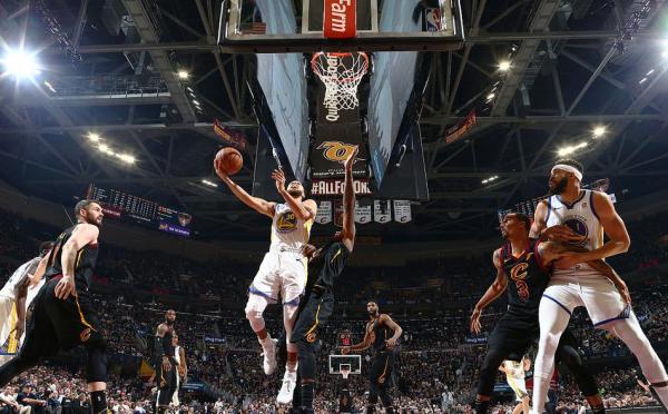 勇士4比0横扫骑士卫冕总冠军,詹姆斯还会留在