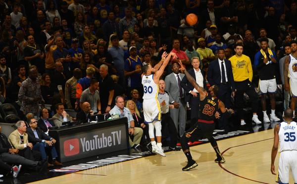 勇士4比0横扫骑士卫冕总冠军,詹姆斯还会留在