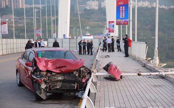 事故现场：小轿车损毁严重，22路公交车冲破护栏坠江 　　距离重庆公交车坠江，目前已过去了24小时。