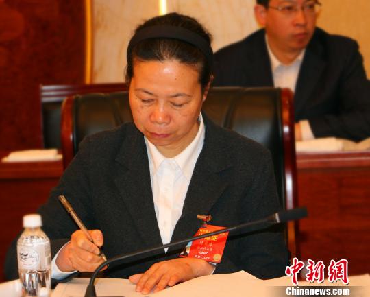全国人大代表、浙江省平阳县鳌江镇联南村村委会主任陈爱珠 汪恩民 摄