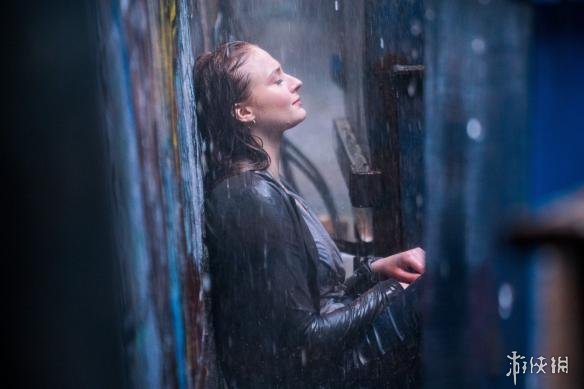 《X战警:黑凤凰》新剧照 琴葛蕾森林夜行身材火辣!