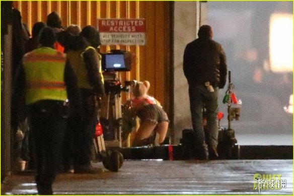 《猛禽小队》曝全新片场照 小丑女大秀长腿性感迷人