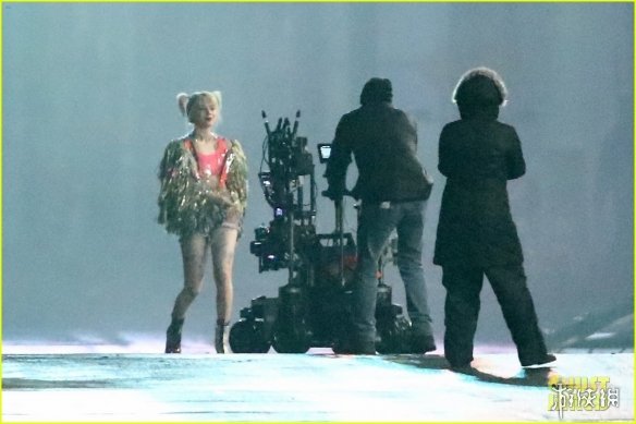 《猛禽小队》曝全新片场照 小丑女大秀长腿性感迷人