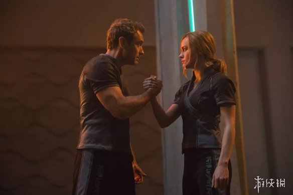 《惊奇队长》首映礼海量现场照 女神低胸装性感无比