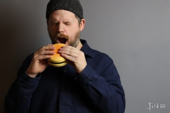 国外大神用木材打造游戏机 汉堡造型让人好想咬一口