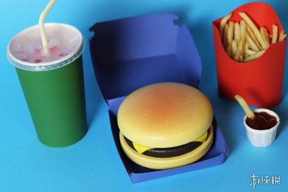 国外大神用木材打造游戏机 汉堡造型让人好想咬一口