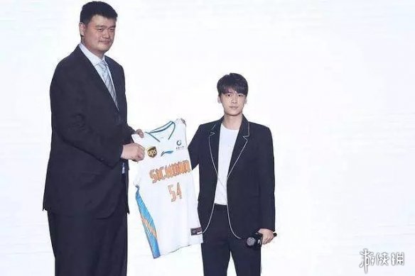 众名星与姚明合影惨被网友调侃:好像只有一米三!