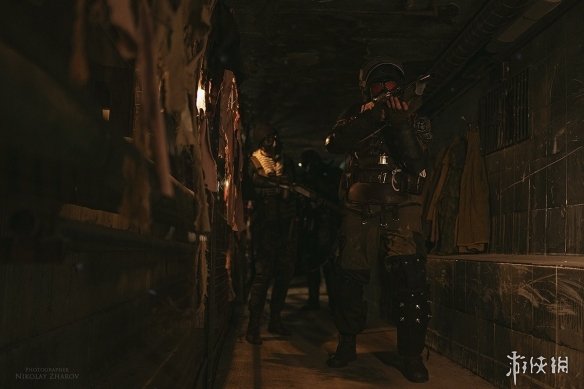 战斗民族cos《地铁》阿尔乔姆夫妻 脉脉温情令人动容