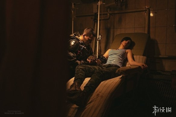 战斗民族cos《地铁》阿尔乔姆夫妻 脉脉温情令人动容