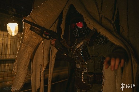 战斗民族cos《地铁》阿尔乔姆夫妻 脉脉温情令人动容