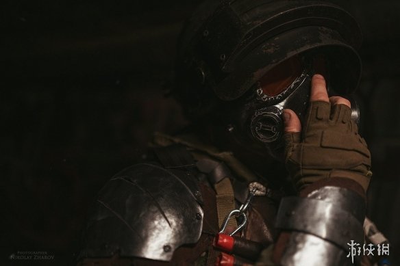 战斗民族cos《地铁》阿尔乔姆夫妻 脉脉温情令人动容