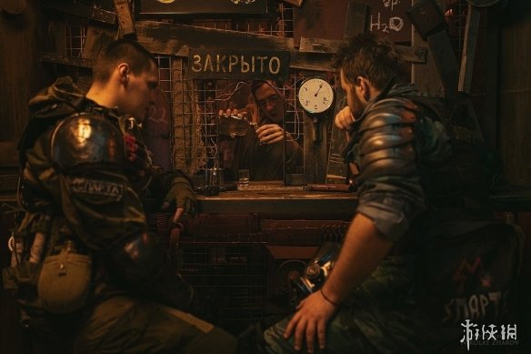 战斗民族cos《地铁》阿尔乔姆夫妻 脉脉温情令人动容