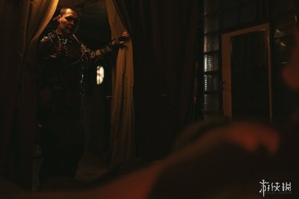 战斗民族cos《地铁》阿尔乔姆夫妻 脉脉温情令人动容