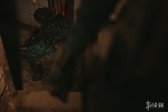 战斗民族cos《地铁》阿尔乔姆夫妻 脉脉温情令人动容