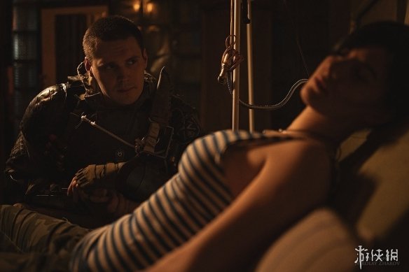 战斗民族cos《地铁》阿尔乔姆夫妻 脉脉温情令人动容