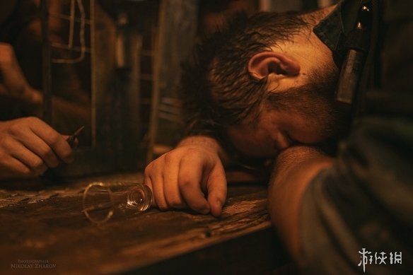 战斗民族cos《地铁》阿尔乔姆夫妻 脉脉温情令人动容