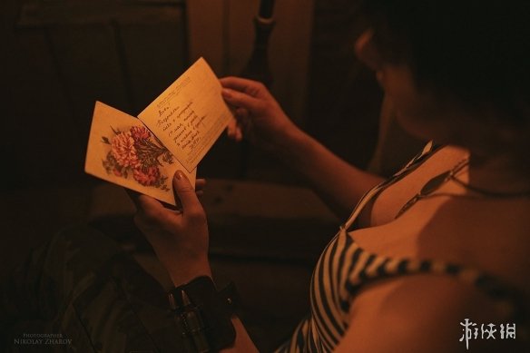 战斗民族cos《地铁》阿尔乔姆夫妻 脉脉温情令人动容