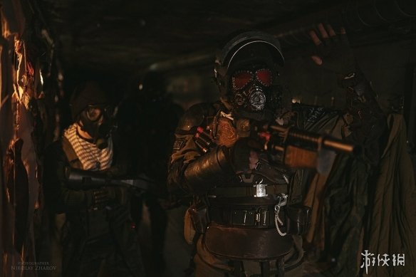 战斗民族cos《地铁》阿尔乔姆夫妻 脉脉温情令人动容